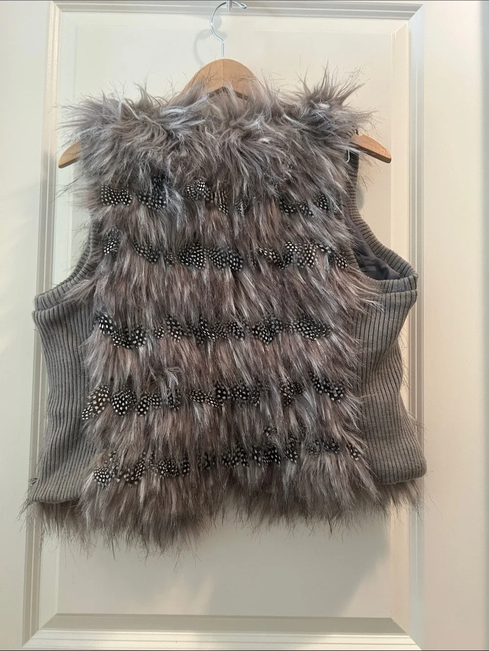 Blanc Noir Faux Fur open Vest Feather Accents w/ knit ribbed panels size L grey